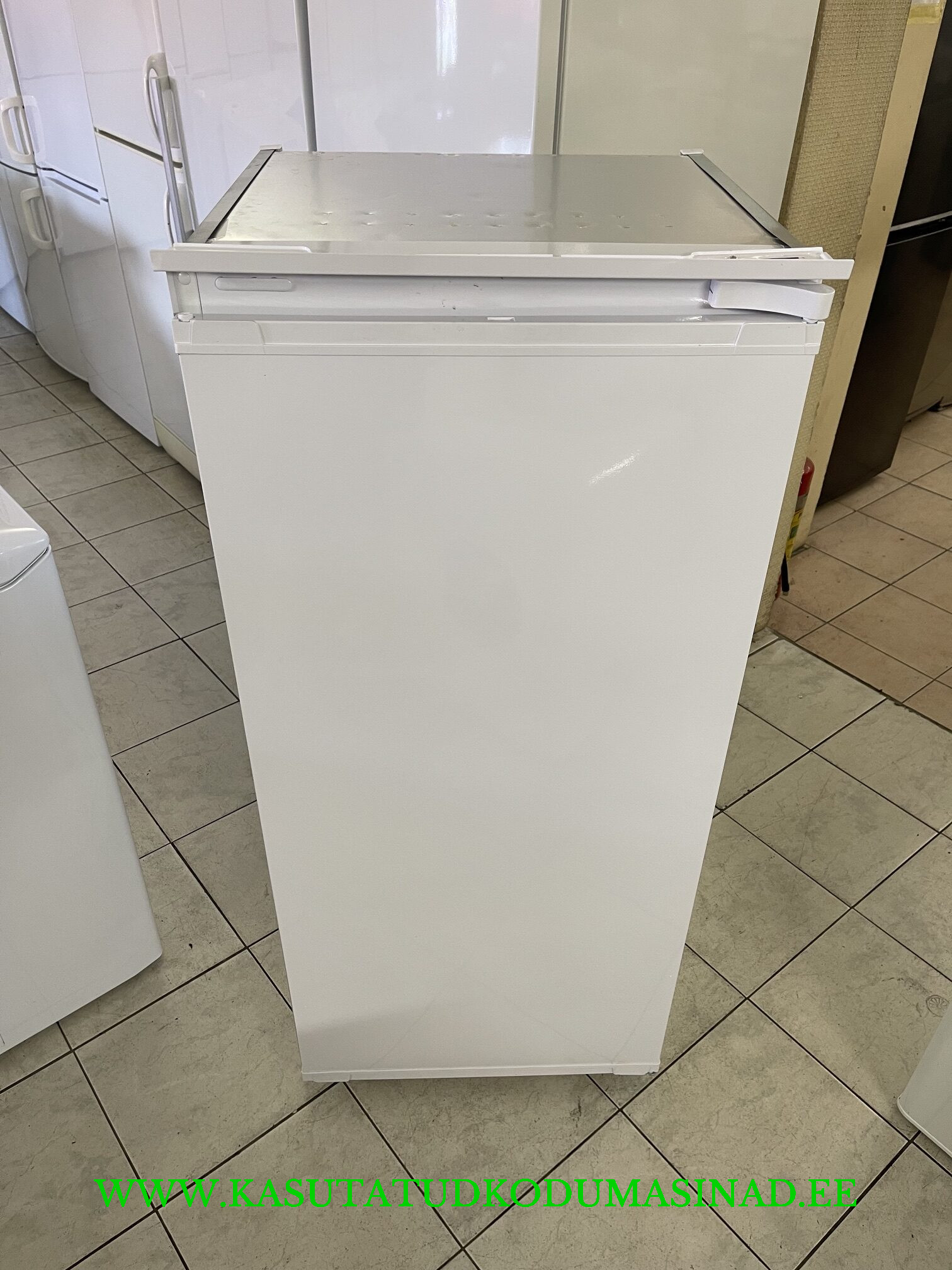 2 kuud kasutatud Beko BSSA210K4SN integreeritav kombikülmik - mõõdud 54x54,5x121,5cm. - mahtuvus 19/155 liitrit
