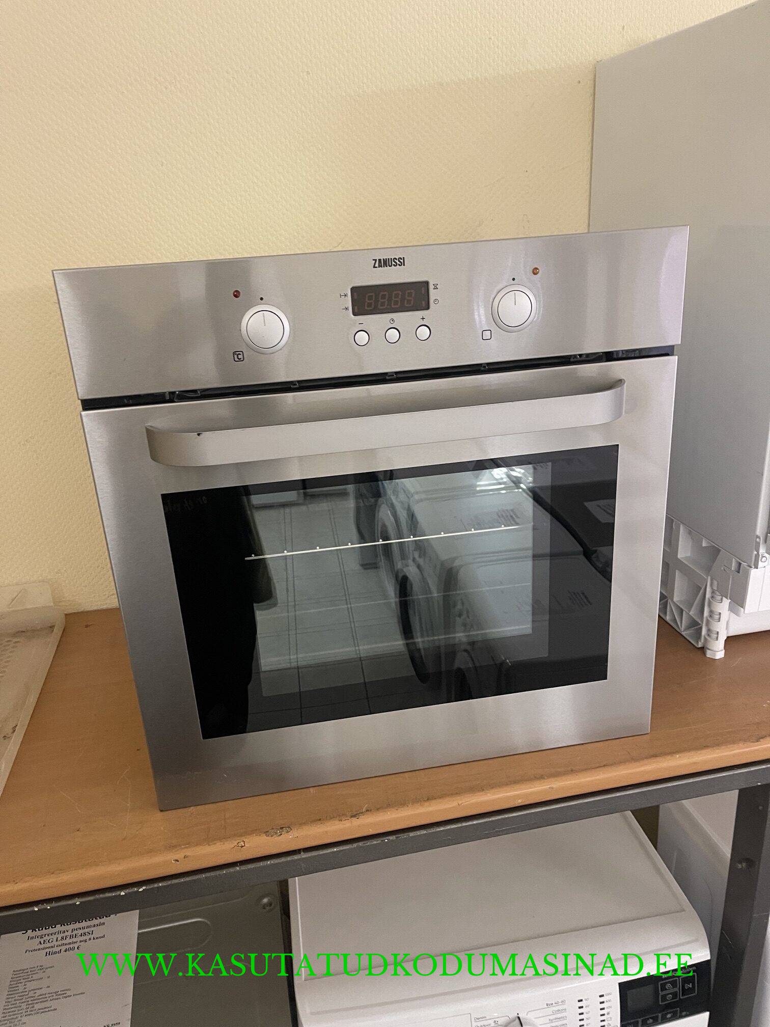 Kasutatud Zanussi ZOB483X integreeritav elektriahi – võimsus 2500 watti – 2 plaati, 1 rest – mõõdud 59,5x57x59,5cm.