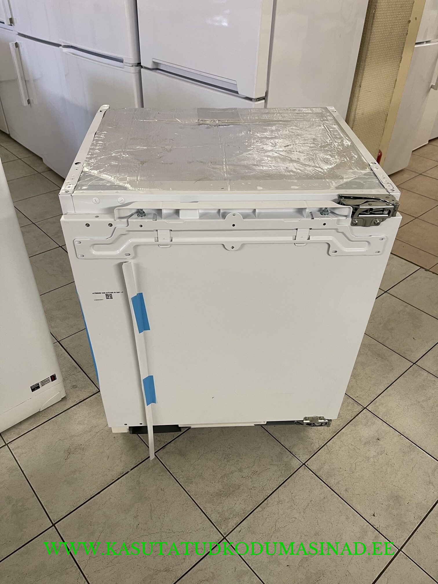 1 kuu kasutatud Electrolux LFB3AE82R integreeritav kombikülmik – mõõdud 60×54,7×81,9cm. – mahtuvus 16/94 liitrit
