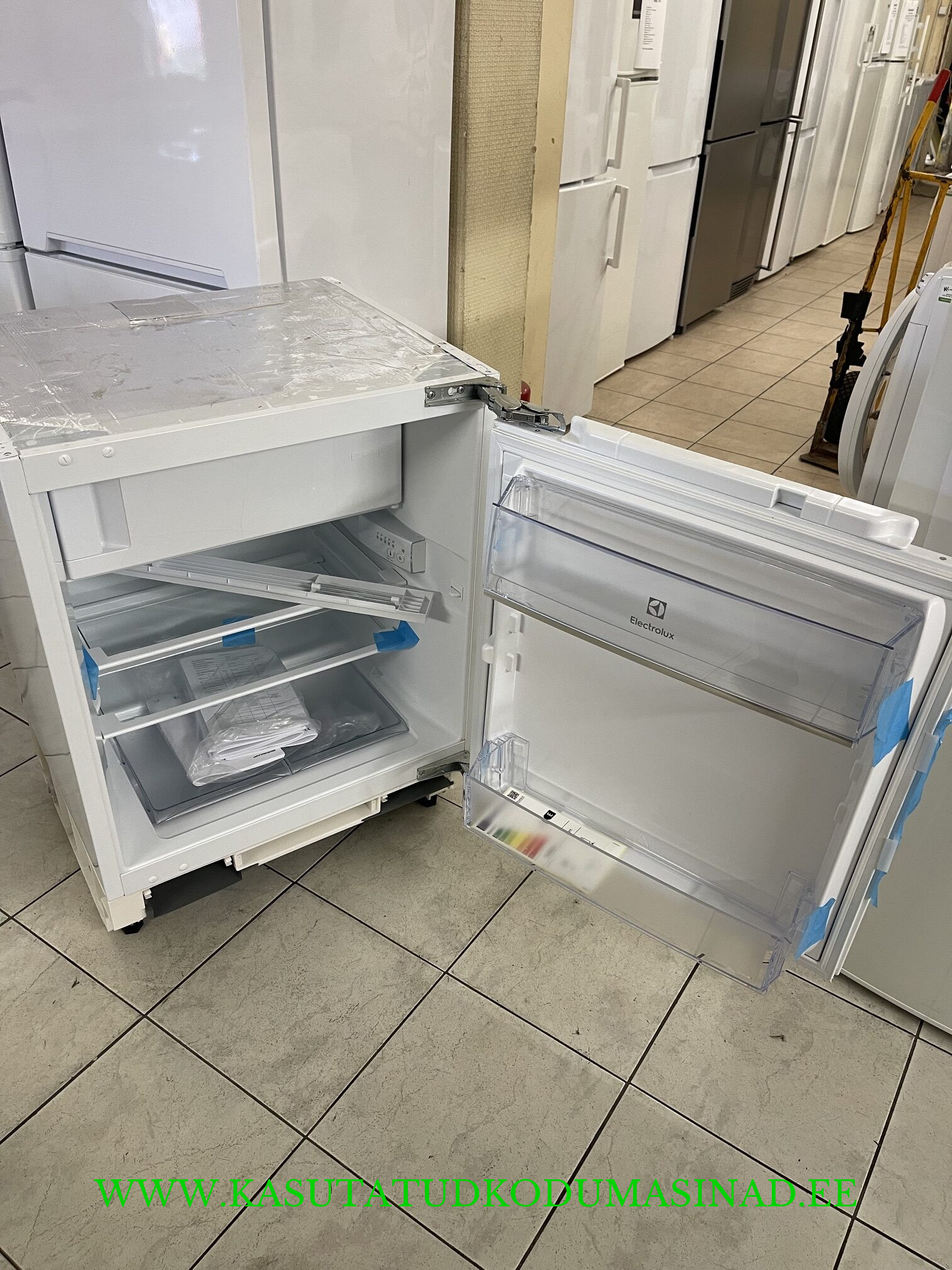 1 kuu kasutatud Electrolux LFB3AE82R integreeritav kombikülmik – mõõdud 60×54,7×81,9cm. – mahtuvus 16/94 liitrit - Image 2